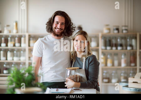 Un portrait de deux vendeuses debout dans zéro déchets boutique, looking at camera. Banque D'Images
