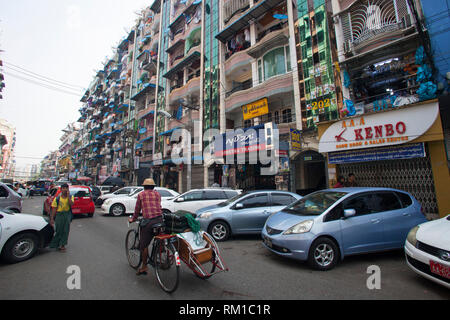Vie quotidienne à Bo bientôt Pat street, la pagode Sule, centre-ville, Yangon, Myanmar, en Asie Banque D'Images