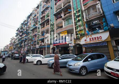 Vie quotidienne à Bo bientôt Pat street, la pagode Sule, centre-ville, Yangon, Myanmar, en Asie Banque D'Images