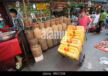 Transport de marchandises par un panier, marché dans la 26th street, centre-ville, Yangon, Myanmar, en Asie Banque D'Images
