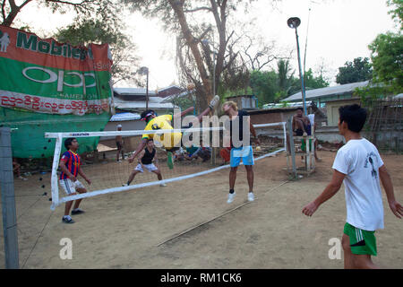 Les garçons dans une canne ball jouer match, village de Nyaung-U, Bagan, Mandalay, village, région, l'Asie Myanmar Banque D'Images