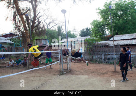 Les garçons dans une canne ball jouer match, village de Nyaung-U, Bagan, Mandalay, village, région, l'Asie Myanmar Banque D'Images