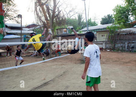 Les garçons dans une canne ball jouer match, village de Nyaung-U, Bagan, Mandalay, village, région, l'Asie Myanmar Banque D'Images