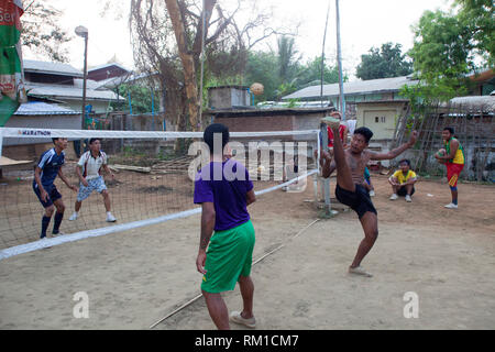 Les garçons dans une canne ball jouer match, village de Nyaung-U, Bagan, Mandalay, village, région, l'Asie Myanmar Banque D'Images