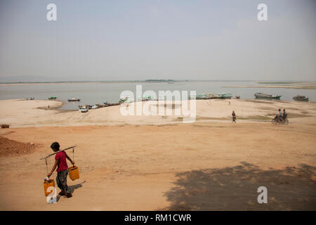 La rivière Irrawaddy, vieux village de Bagan, Mandalay, Myanmar, région Asie Banque D'Images