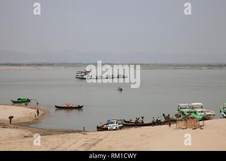 La rivière Irrawaddy, vieux village de Bagan, Mandalay, Myanmar, région Asie Banque D'Images