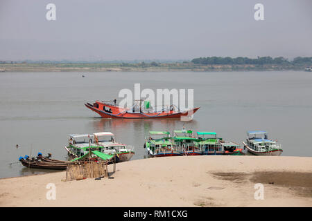 La rivière Irrawaddy, vieux village de Bagan, Mandalay, Myanmar, région Asie Banque D'Images