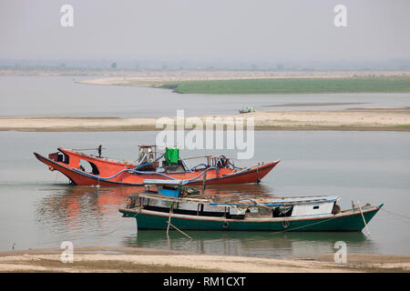 La rivière Irrawaddy, vieux village de Bagan, Mandalay, Myanmar, région Asie Banque D'Images