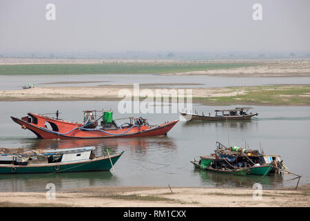 La rivière Irrawaddy, vieux village de Bagan, Mandalay, Myanmar, région Asie Banque D'Images