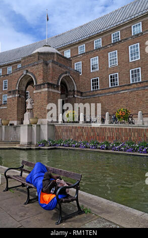 Sleeper rugueux à l'extérieur du bâtiment du Conseil municipal de Bristol, College Green, Bristol, accueil de Bristol City Council, Angleterre du Sud-Ouest, Royaume-Uni, BS1 5TR Banque D'Images