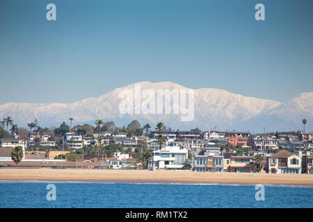 Newport Beach avec des paysages enneigés des montagnes San Gabriel dans l'arrière-plan d'un bateau d'observation des baleines. Orange County, Californie, USA. Banque D'Images