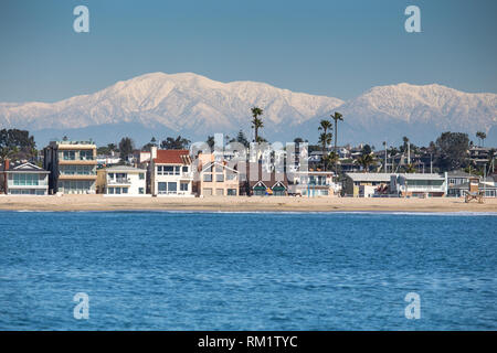 Newport Beach avec des paysages enneigés des montagnes San Gabriel dans l'arrière-plan d'un bateau d'observation des baleines. Orange County, Californie, USA. Banque D'Images