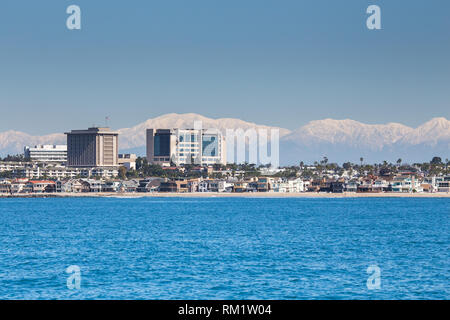 Hôpital Hoag Newport Beach, Orange County, Californie, USA. Une vue d'hiver prise en février 2019 avec des monts enneigés des montagnes San Gabriel . Banque D'Images