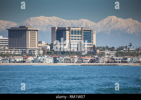 Hôpital Hoag Newport Beach, Orange County, Californie, USA. Une vue d'hiver prise en février 2019 avec des monts enneigés des montagnes San Gabriel . Banque D'Images