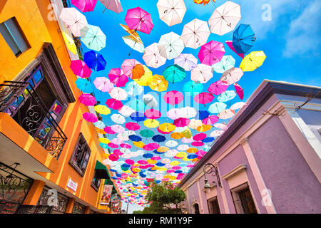 Guadalajara, Mexique Tlaquepaque,-20 Avril, 2018 : Tlaquepaque village artistique rues colorées au cours d'une saison touristique Banque D'Images