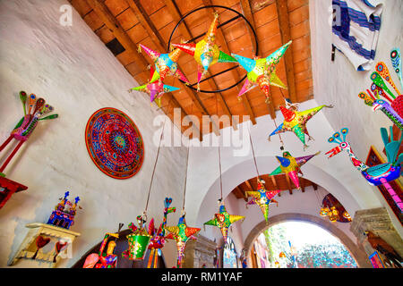 Guadalajara, Mexique Tlaquepaque,-20 Avril, 2018 : Tlaquepaque village artistique rues colorées au cours d'une saison touristique Banque D'Images