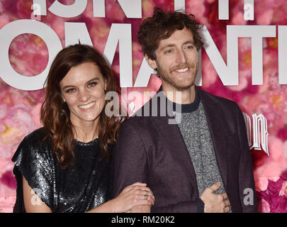 LOS ANGELES, CA - 11 février : Frankie Shaw (L) et Thomas Middleditch arrivent à la première de Warner Bros Pictures' 'n'est ce pas romantique' à la l Banque D'Images