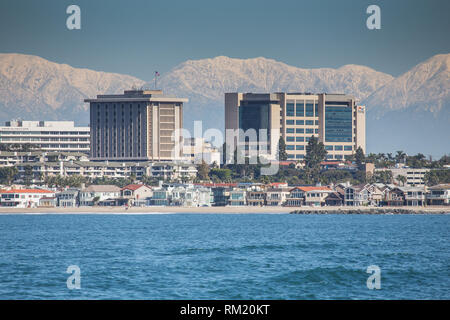 Hôpital Hoag Newport Beach, Orange County, Californie, USA. Une vue d'hiver prise en février 2019 avec des monts enneigés des montagnes San Gabriel . Banque D'Images