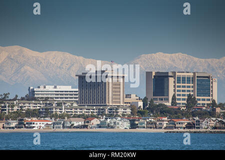 Hôpital Hoag Newport Beach, Orange County, Californie, USA. Une vue d'hiver prise en février 2019 avec des monts enneigés des montagnes San Gabriel . Banque D'Images