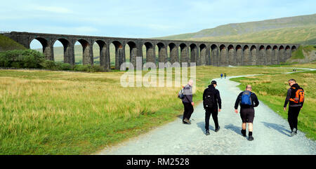 Les Marcheurs du pays à Ribblehead Viaduc Viaduc (Batty Moss) qui porte le banc-Carlisle railway, Carnforth, LA6 3AS Banque D'Images