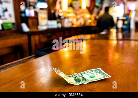 Tm00315-00...MONTANA - One dollar bill sur la barre en deux peu Saloon à Gardiner. Banque D'Images