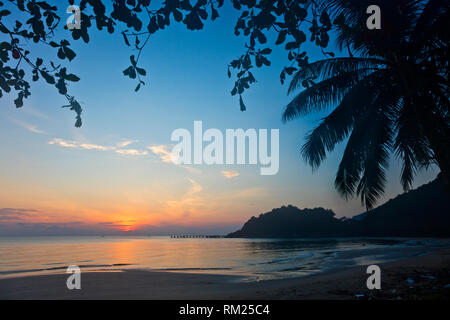 Lever de soleil sur la plage de KHANOM THAÏLANDE Banque D'Images