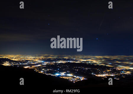 Plain allumé partiellement couvert par le brouillard, des lumières douces. Le Mont Grappa, paysage italien Banque D'Images