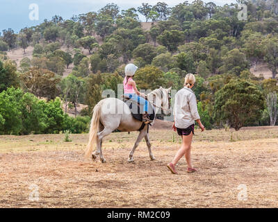 Jeune enfant apprenant à faire iahorse n la partie supérieure de la vallée Hunter, NSW, Australie. Banque D'Images