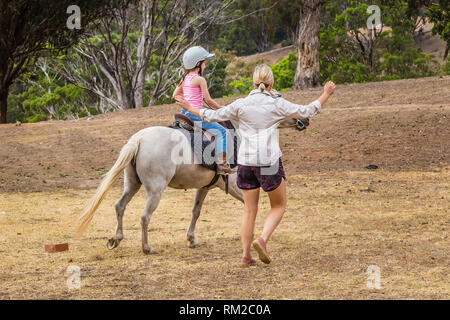 Jeune enfant apprenant à faire iahorse n la partie supérieure de la vallée Hunter, NSW, Australie. Banque D'Images