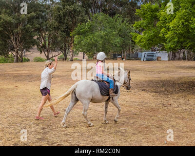 Jeune enfant apprenant à faire iahorse n la partie supérieure de la vallée Hunter, NSW, Australie. Banque D'Images