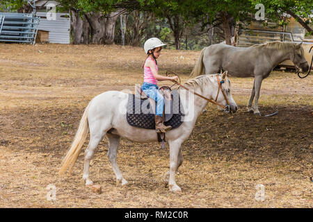 Jeune enfant apprenant à faire iahorse n la partie supérieure de la vallée Hunter, NSW, Australie. Banque D'Images