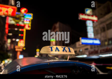 Enseigne sur sommet de la baignoire-tuk à Yaowarat Road à China Town, Bangkok, Thaïlande. Banque D'Images