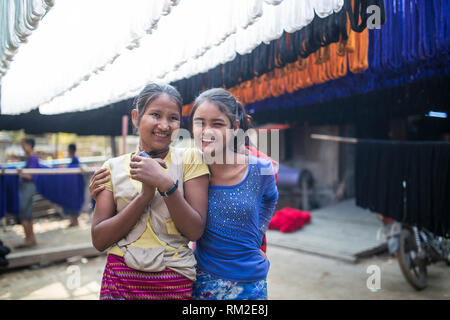 MANDALAY, MYANMAR - 11 janvier 2016 : Femmes non identifiées dans une petite fabrique de soie à la périphérie de Mandalay, Myanmar le 11 janvier, 2016 Banque D'Images
