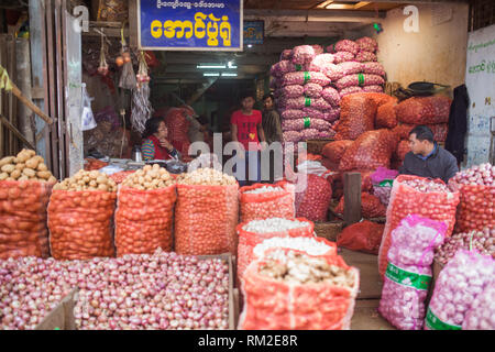 MANDALAY, MYANMAR - le 13 janvier 2016 : des personnes non identifiées, travaillant sur le marché de Mandalay, Myanmar le 13 janvier, 2016 Banque D'Images