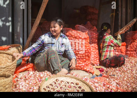 MANDALAY, MYANMAR - le 13 janvier 2016 : des personnes non identifiées, travaillant sur le marché de Mandalay, Myanmar le 13 janvier, 2016 Banque D'Images