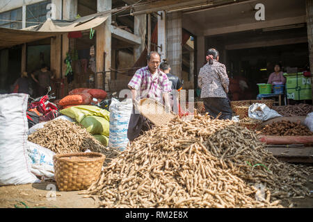 MANDALAY, MYANMAR - le 13 janvier 2016 : des personnes non identifiées, travaillant sur le marché de Mandalay, Myanmar le 13 janvier, 2016 Banque D'Images