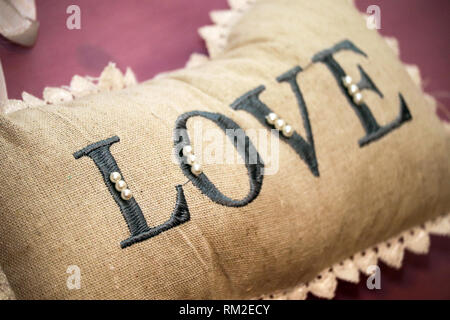 Coussin fait main avec amour écrit sur elle Banque D'Images