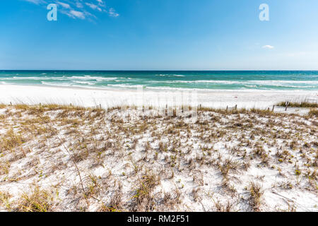 Destin, USA Miramar Beach ville village ville jour en Floride Golfe du Mexique ocean dunes de sable de l'eau de mer les plantes de l'avoine Banque D'Images