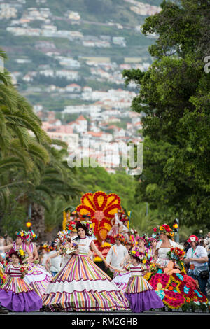 Des femmes habillées dans des vêtements colorés à la Festa da Flor ou le Festival des fleurs de printemps dans la ville de Funchal sur l'île de Madère dans l'Océan Atlantique Banque D'Images