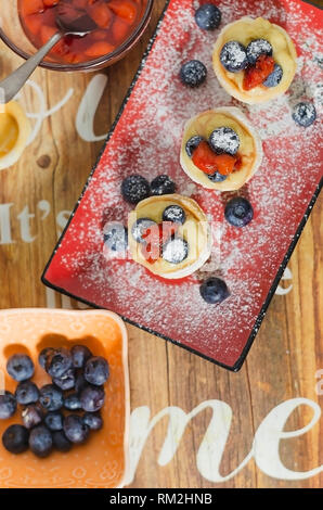 Tartelette farcie de crème, fruits rouges et de confiture de fraises fraîches,excellent snack à partager Banque D'Images