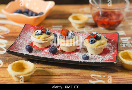 Tartelette farcie de crème, fruits rouges et de confiture de fraises fraîches,excellent snack à partager Banque D'Images