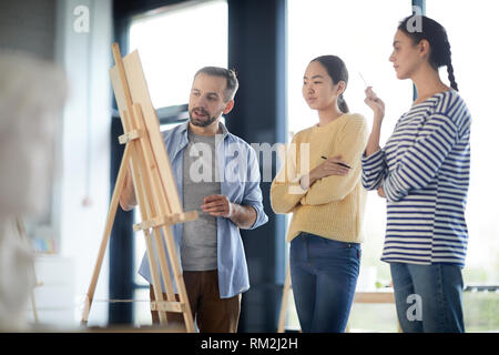 Les élèves et l'enseignant par easel Banque D'Images