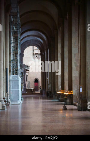 Mainz, Allemagne - 20 Avril 2017 : une grande arcade avec arches arrondies dans l'intérieur de la Cathédrale de Mayence le 20 avril 2017 à Mayence. Banque D'Images