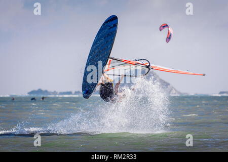 Planche à voile extrême d'athlète tricks et sauts à Phan Rang Vietnam - surf Banque D'Images