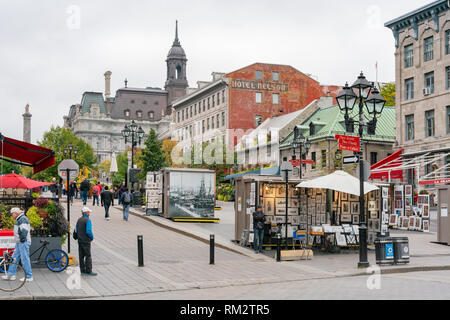 Québec, le 2 octobre : Belle couleur d'automne avec l'Hôtel de Ville de Montréal et la Place Jacques Cartier le Oct 2, 2018 au Québec, Canada Banque D'Images