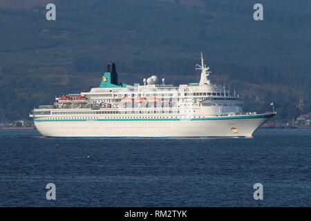 Mme Albatros, un navire de croisière exploité par Phoenix Reisen, passant Gourock sur une retour à Greenock sur le Firth of Clyde. Banque D'Images