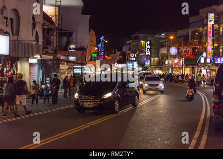 Kenting, Taiwan - Dec 2019 : rues vibrantes à Kenting Street Night Market avec les sections locales et touristiques Banque D'Images