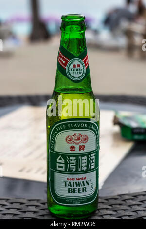 Hengchun, Taiwan - Dec 2019 : bouteille de bière de Taiwan à Baisha Beach Banque D'Images