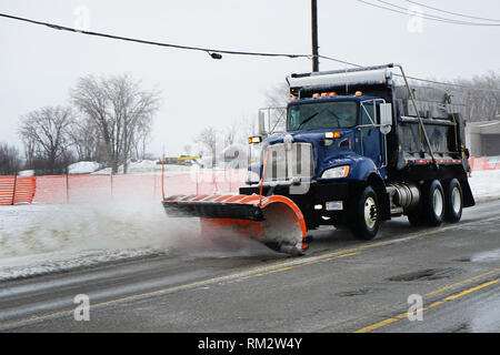 SELFRIDGE Air National Guard Base, Mich.-- camions de déneigement du 127e Escadron de génie civil, les routes et terrains magasin ici, claire avec diligence la glace et la neige après une nuit de pluie verglaçante et de neige fondue storm à Selfridge Air National Guard Base le 12 février 2019. Les efforts visant à base claire Routes, parcs de stationnement, des pistes et l'aérodrome de rampes, est nécessaire pour permettre à notre mission de poursuivre sans entrave. Les routes et terrains équipage travaillent avec diligence pour garder la rampe claire afin que les opérations de base ne sont jamais entravée, Selfridge Air National Guard Base jamais 'ferme', elle reste ouverte en vertu de l'un des paliers prescrits éventualités Banque D'Images