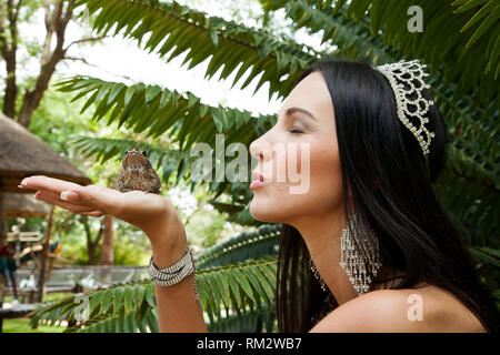 Johannesburg, Afrique du Sud - 08 Février 2013 : La Princesse s'embrasser une grenouille dans un jardin Banque D'Images